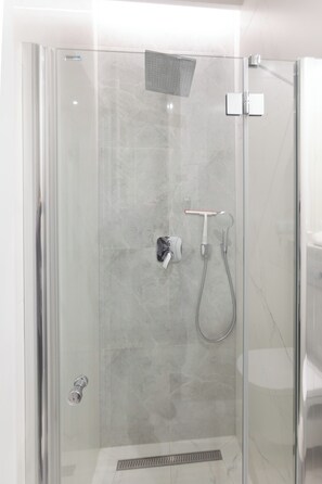 Douche, sèche-cheveux, serviettes fournies, savon