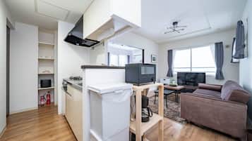 Lemari es, microwave, dan kompor