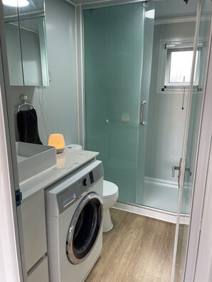 Shower, towels, soap, toilet paper - The Heart of Dunsborough (Dunsborough)