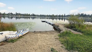 Ein ruhiger See mit einer Anlegestelle und einem Boot.
