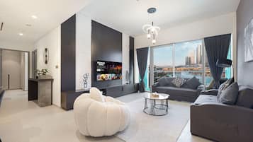 Appartement Luxe, 2 chambres, piscine privée, vue lac | Salle de séjour | TV connectée de 65 pouces avec chaßnes par cùble, Netflix, Hulu