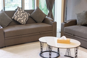Luxury Apartment, 2 Bedrooms, Private Pool, Lake View | Living room | 65-inch Smart TV with cable channels, Netflix, Hulu