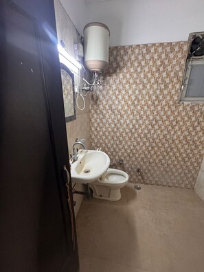 Bathroom - Urban ease homestay  (New Delhi)