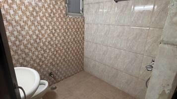 Apartment, Non Smoking, Air conditioning | Bathroom | Free toiletries, towels, soap