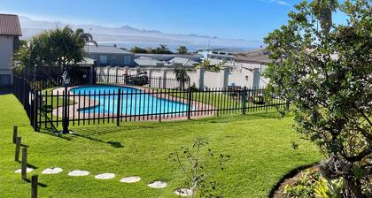 Little Lincoln Sea & Pool View Apartment