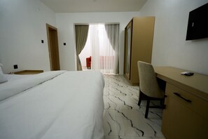 Deluxe Double Room | Desk, laptop workspace, free WiFi