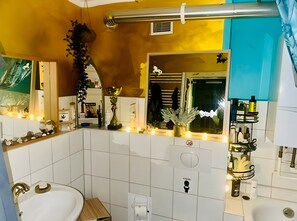 Douche, sèche-cheveux, serviettes fournies