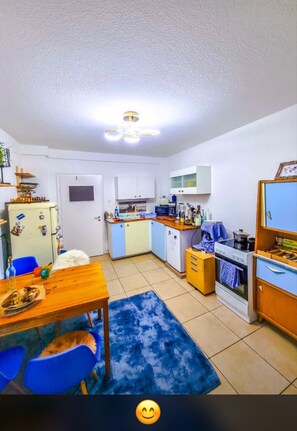 Fridge, microwave, oven, stovetop - Room 'Sternenzimmer' with Wi-Fi (KASSEL)