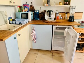 Fridge, microwave, oven, stovetop - Room 'Sternenzimmer' with Wi-Fi (KASSEL)