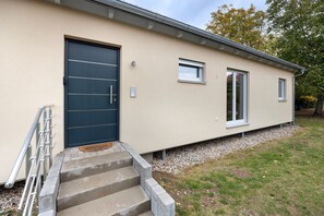 Exterior detail - Holiday Home 'Accommodation for Trade Fairs and Leisure' with Private Garden (Hemmingen)