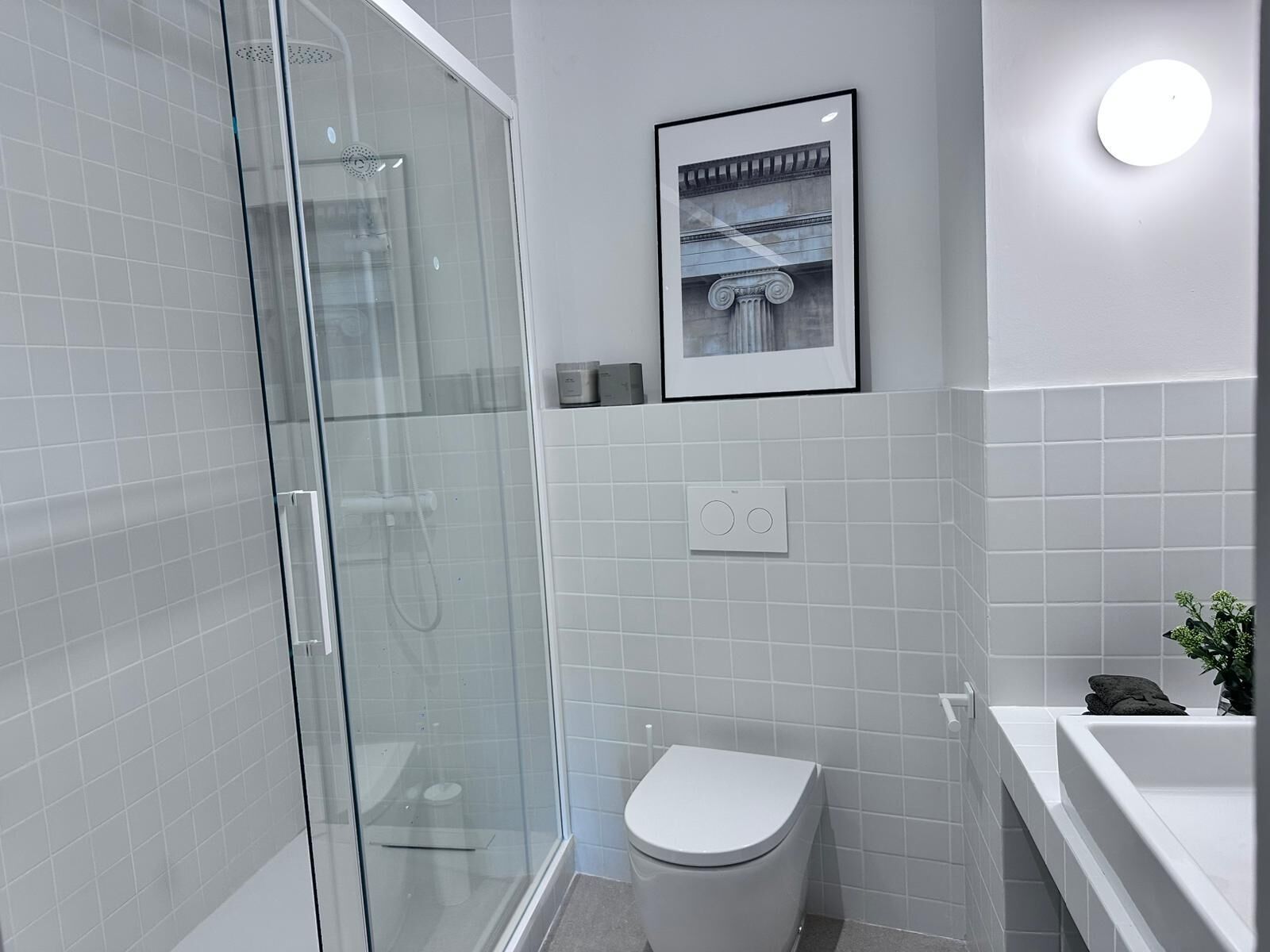 Comfort appartement, 2 slaapkamers, uitzicht op stad | Badkamer | Een douche, gratis toiletartikelen, een haardroger, handdoeken