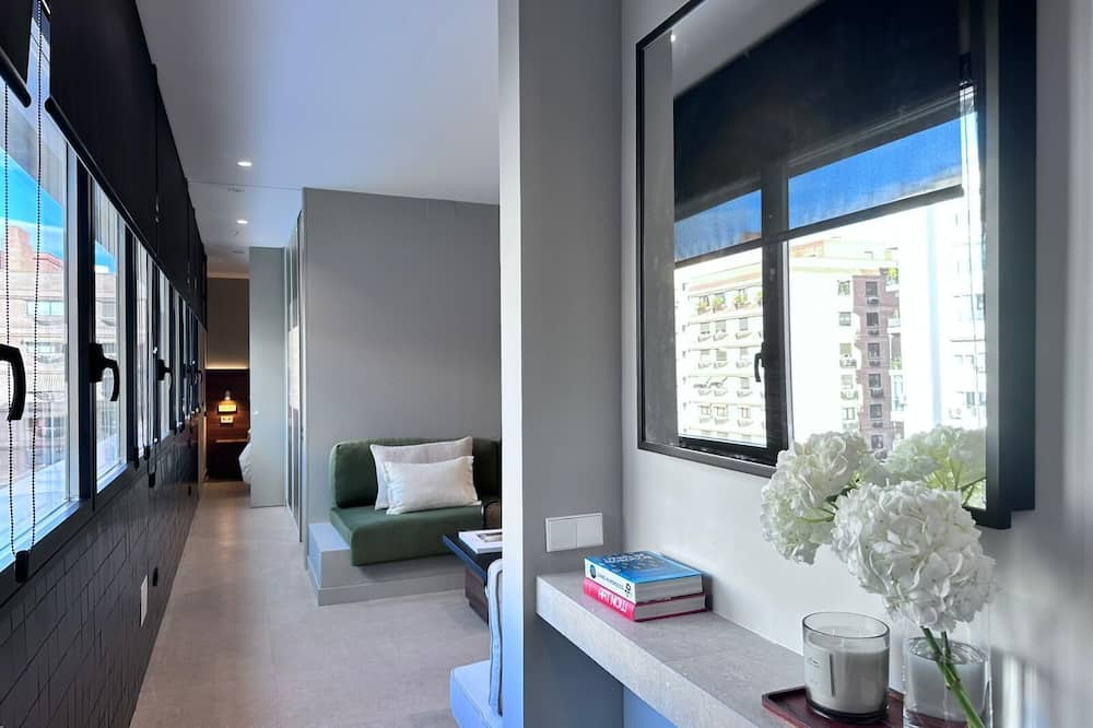 Edmond Vibes Almagro Suites