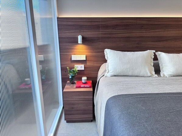 ستائر تعتيم ومكواة/لوح كي وواي فاي مجانًا