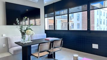 Comfort Apartment, 2 Bedrooms, City View | Living area