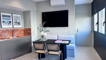 Comfort Apartment, 2 Bedrooms, City View | Living area