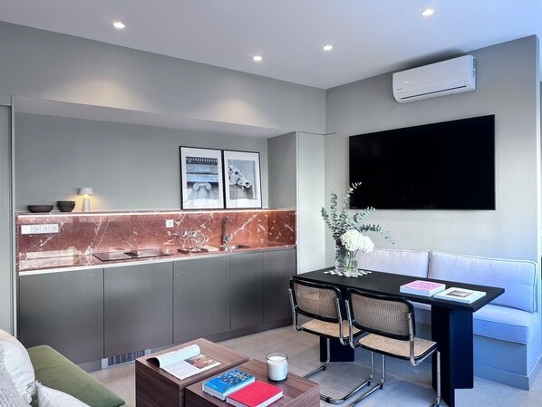 Comfort Apartment, 2 Bedrooms, City View | Private kitchen | Microwave, stovetop, dishwasher, cookware/dishes/utensils
