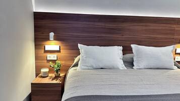 Căn hộ tiện nghi đơn giản, 2 phòng ngủ, quang cảnh thành phố | Màn/rèm cản sáng, bàn ủi/dụng cụ ủi quần áo