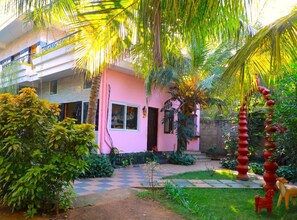 Vista frontal de la propiedad