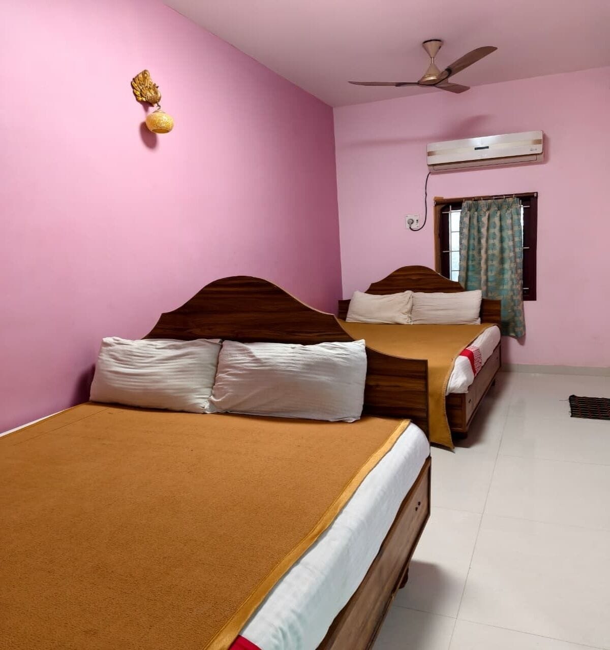 Deluxe Quadruple Room | Desk, free WiFi, bed sheets