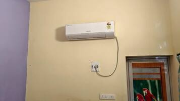 Deluxe Apartment | Desk, free WiFi, bed sheets