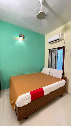 Escritorio, wifi gratis y ropa de cama 