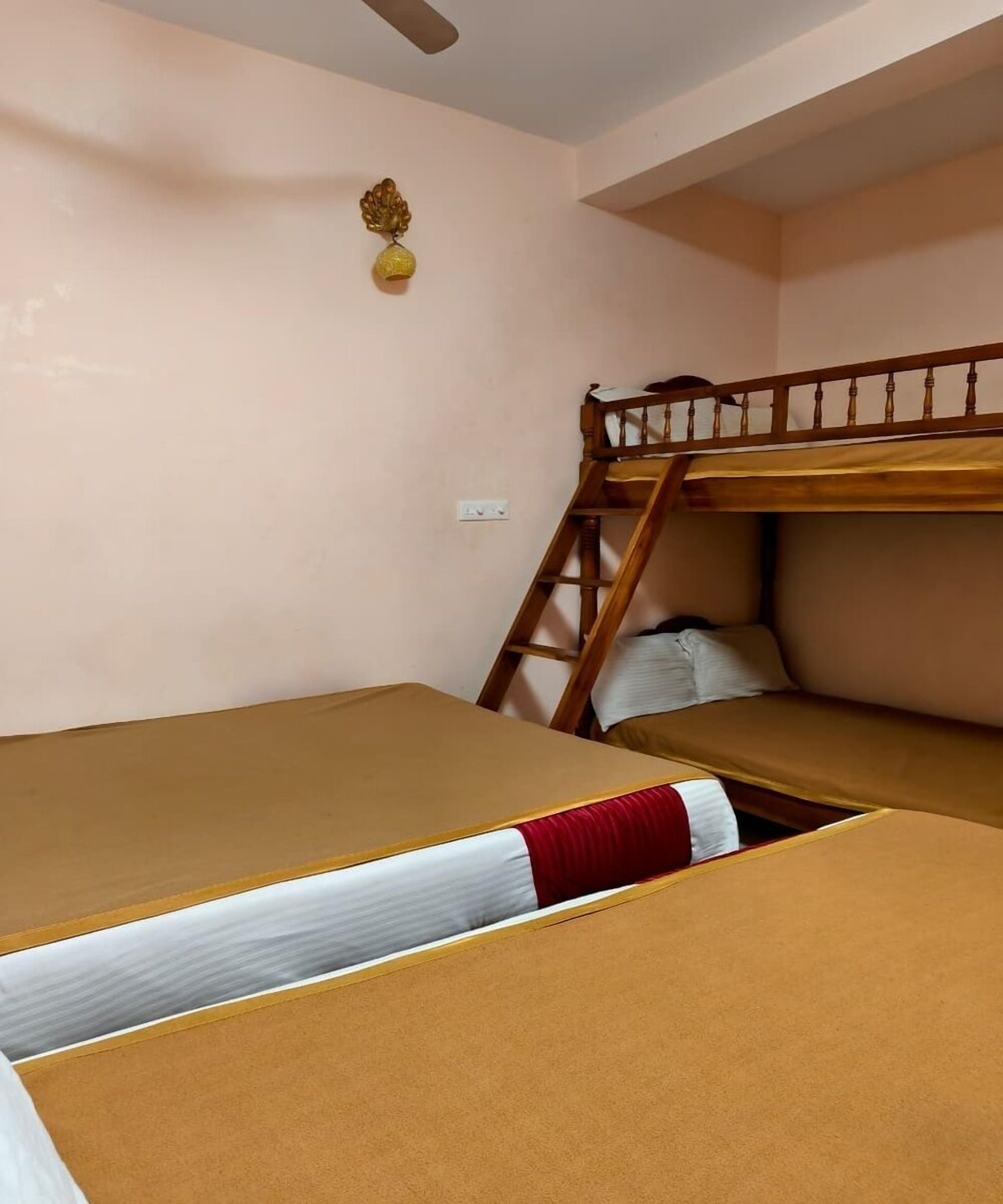 Family Room | Desk, free WiFi, bed sheets