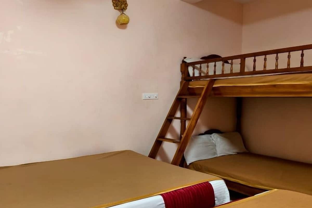 Family Room | Desk, free WiFi, bed sheets