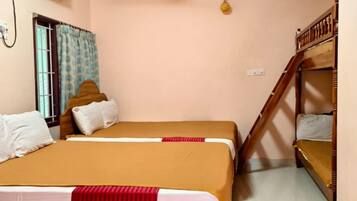 Family Room | Desk, free WiFi, bed sheets