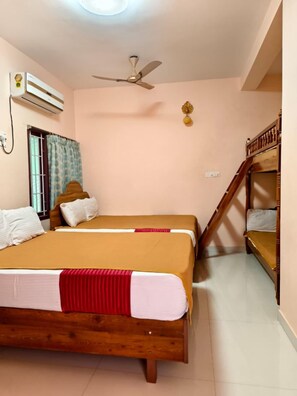 Family Room | Desk, free WiFi, bed sheets - Farmdean Holiday Home (Nagercoil)