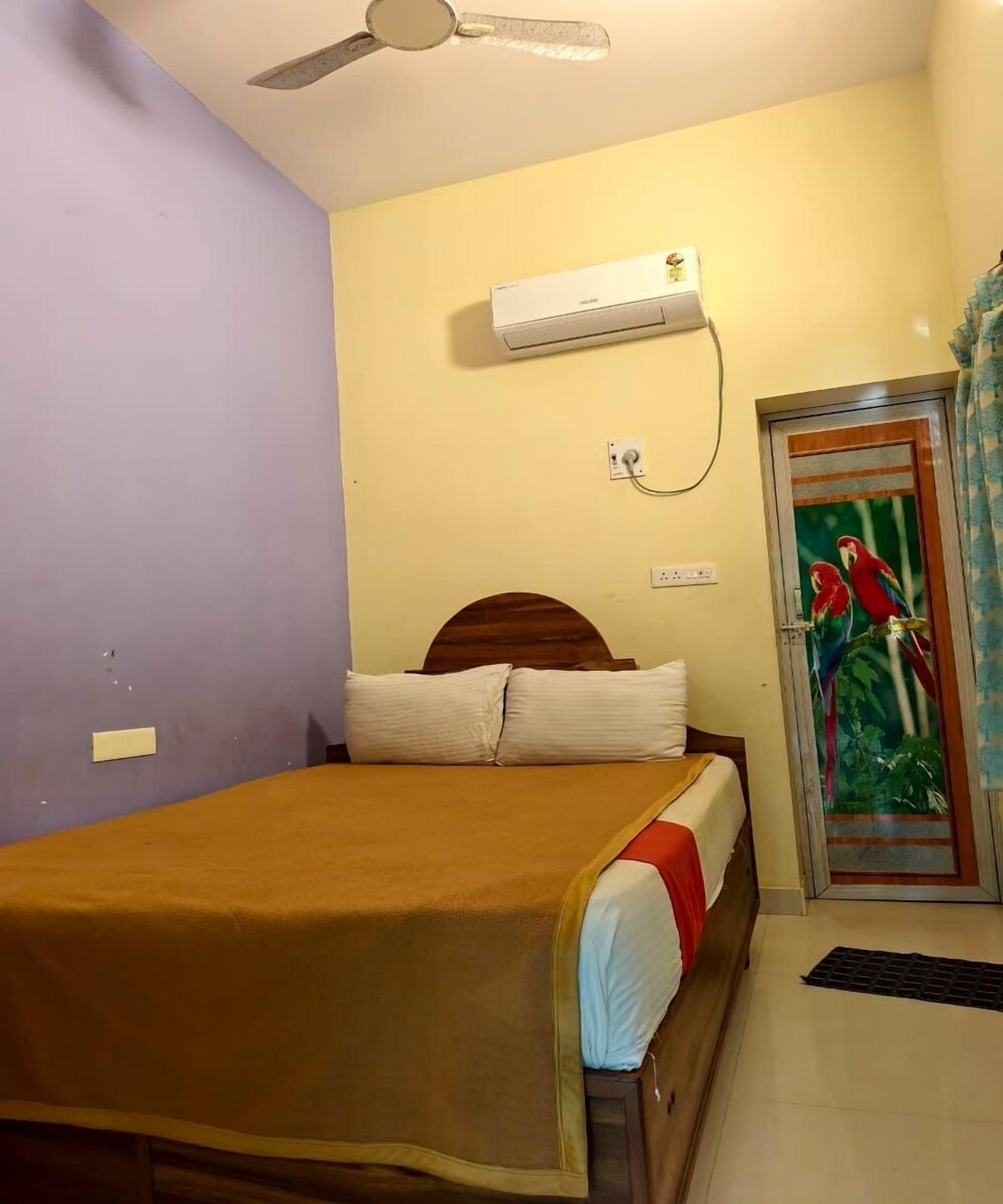 Gallery Room | Desk, free WiFi, bed sheets