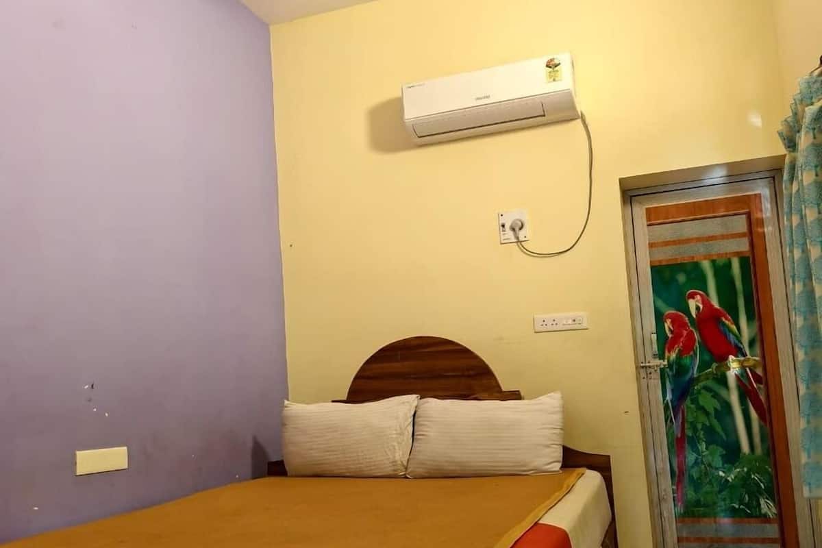 Gallery Room | Desk, free WiFi, bed sheets