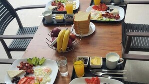 Ein reichhaltiges Frühstücksbuffet mit Speisen und Getränken.