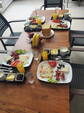 A breakfast buffet with various dishes and drinks. - Hotel Citrus (Ksamil)