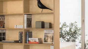 Estudio económico, balcón, vista a la ciudad | Espacio para trabajar con laptop, cortinas blackout y insonorización