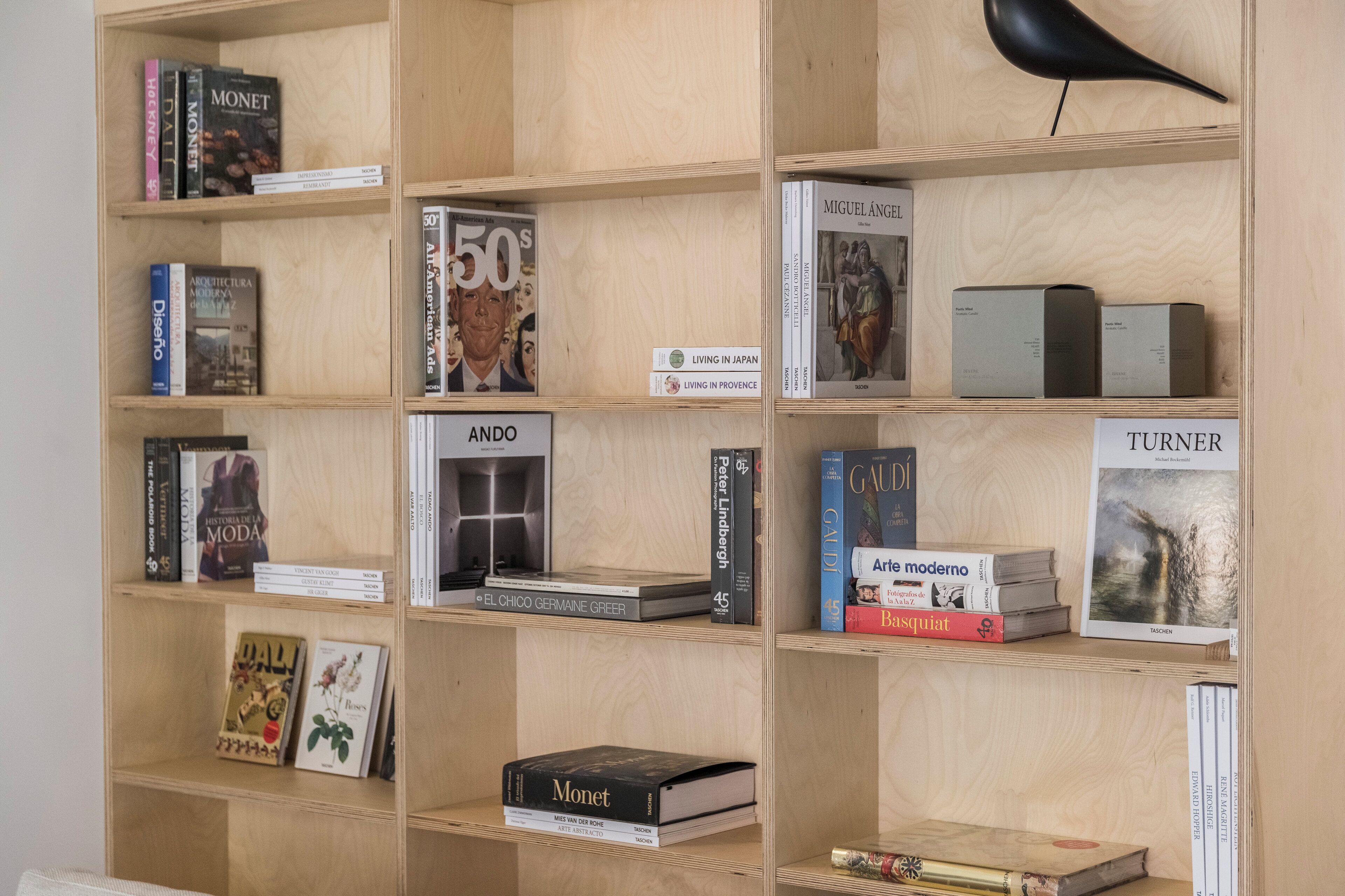 Ein Bücherregal mit verschiedenen Büchern und einem dekorativen Vogel.