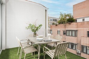 Appartamento familiare, patio, vista città | Ristorazione all'aperto