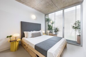Monolocale comfort, balcone, vista città | Postazione laptop, tende oscuranti, insonorizzazione, Wi-Fi gratuito