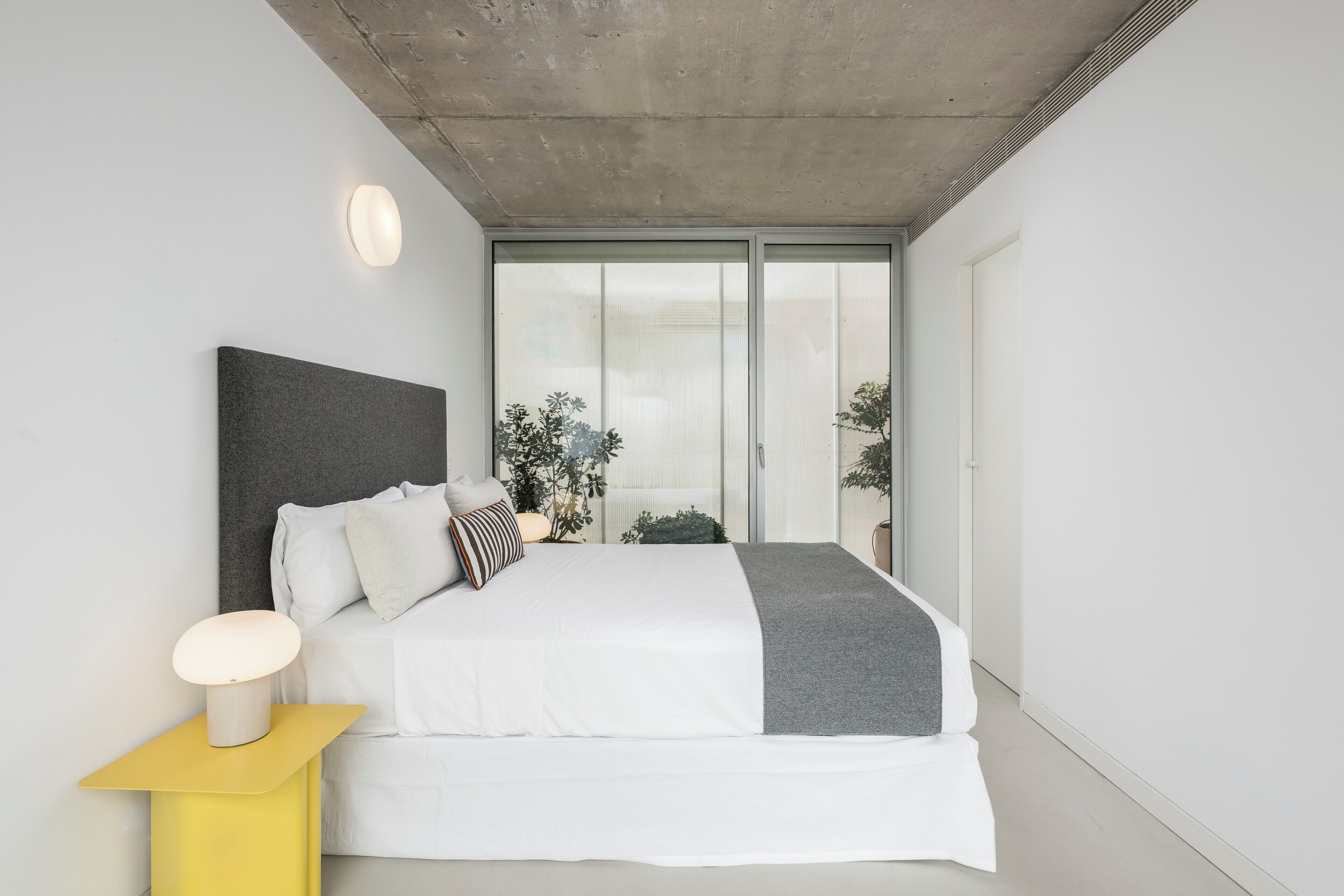 Appartamento familiare, patio, vista città | Postazione laptop, tende oscuranti, insonorizzazione, Wi-Fi gratuito