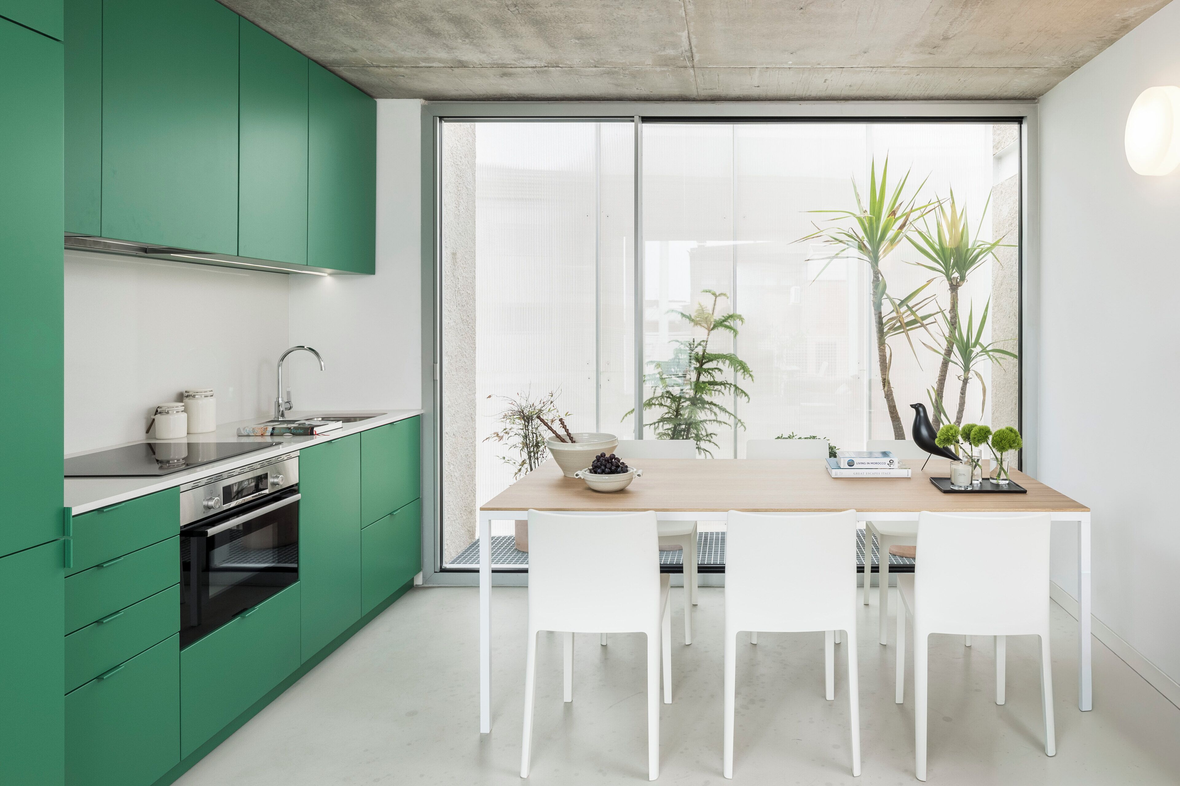 Departamento familiar, patio, vista a la ciudad | Cocina privada | Refrigerador con congelador, microondas, horno y parrilla de estufa 