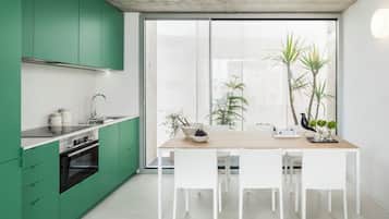 Departamento familiar, patio, vista a la ciudad | Cocina privada | Refrigerador con congelador, microondas, horno y parrilla de estufa