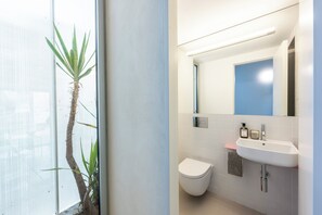 Appartamento familiare, patio, vista città | Bagno | Doccia, asciugacapelli, asciugamani, sapone