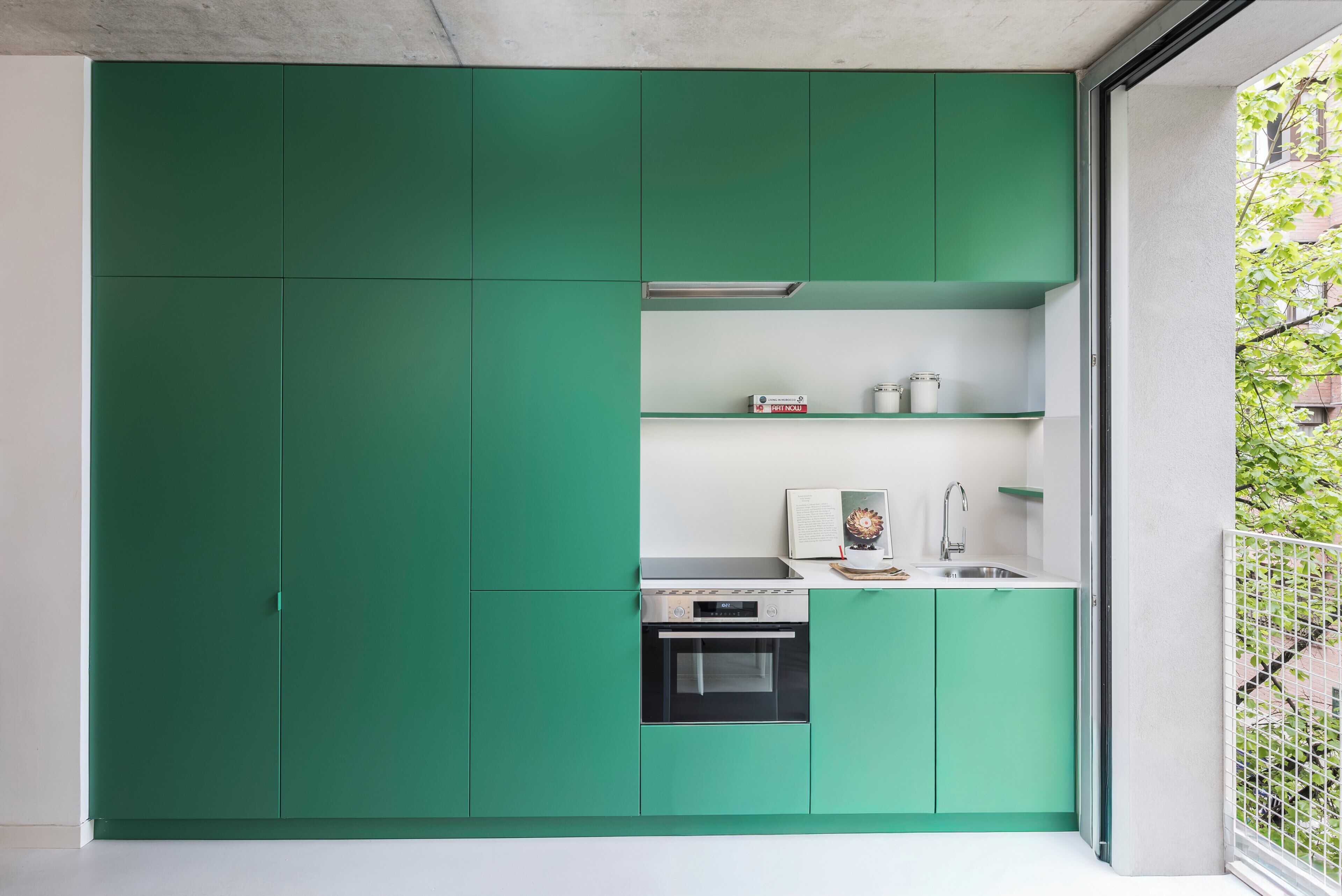 Economy studio, balkon, uitzicht op de stad | Privékeuken | Een koelkast met diepvriezer, een microgolfoven, een oven, een kookplaat