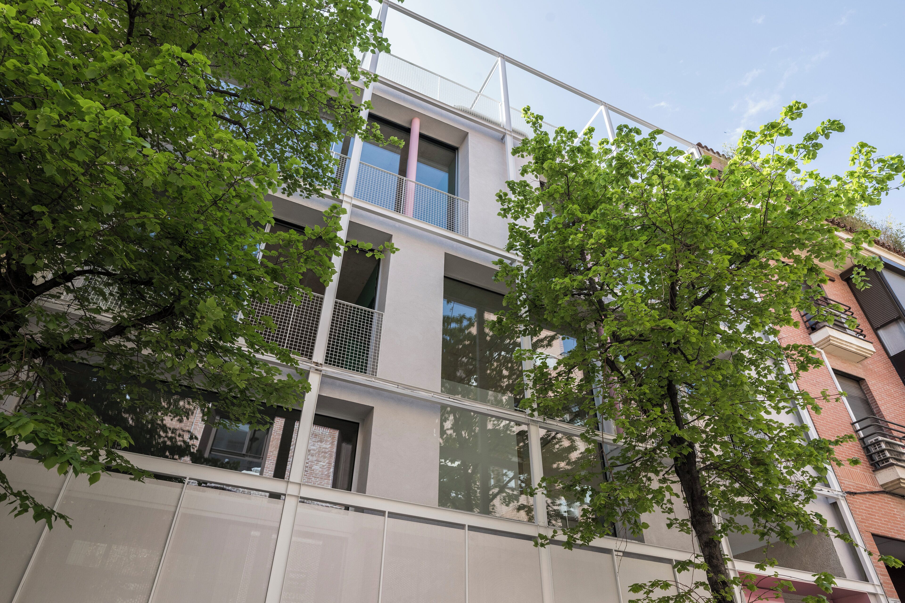 Een meerlaags gebouw met balkons, grote ramen en een moderne architectuur.