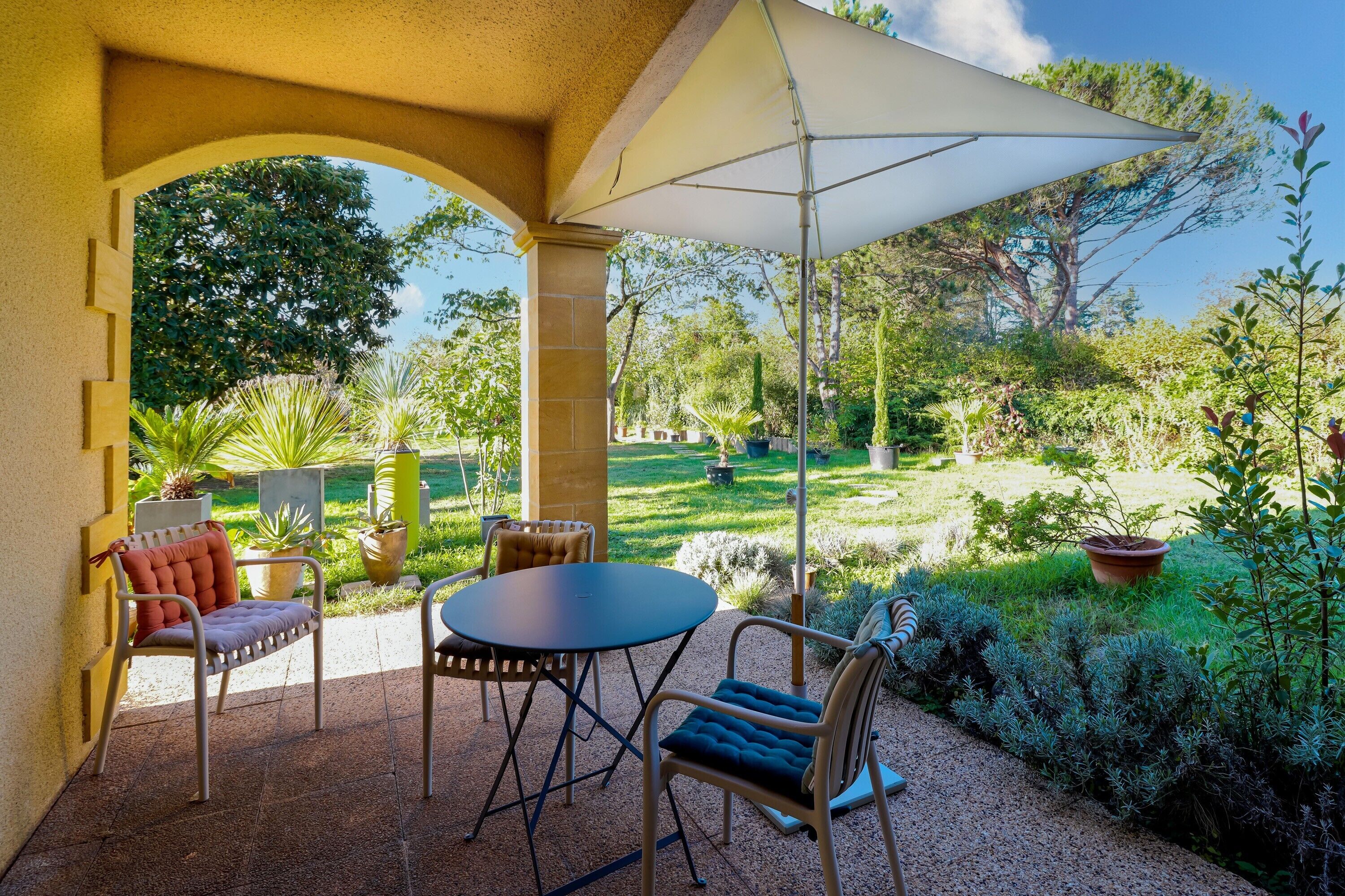 屋外ダイニングエリア