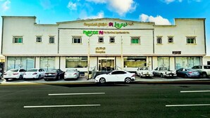 Ein Gebäude mit mehreren Parkplätzen und einer Rezeption.