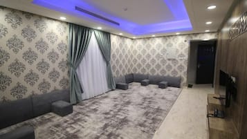 In-room safe, soundproofing, iron/ironing board, free WiFi