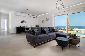 智能电视、壁炉、书、立体声音响