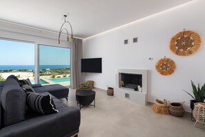 Smart TV, fireplace, books, stereo - Luxury modern 6-person villa with infinity pool and spectacular sea views (Gennadi)