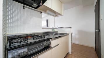 Refrigerador, microondas, placa de cocina