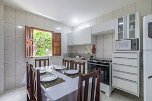 Microwave, oven, stovetop - Luxury Home Brito's House | Private Pool | 5 min from the Beach (Porto Seguro)
